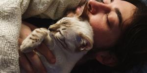 Mi gato tiene parásitos y duerme conmigo, ¿me los puede pegar?